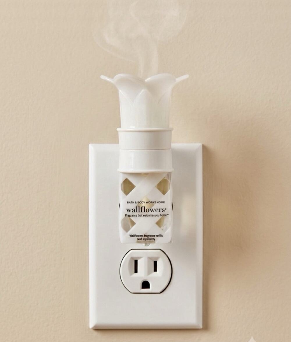 Bath and Body Works White Opaque Flower Wallflower Plug-In, NWT‎